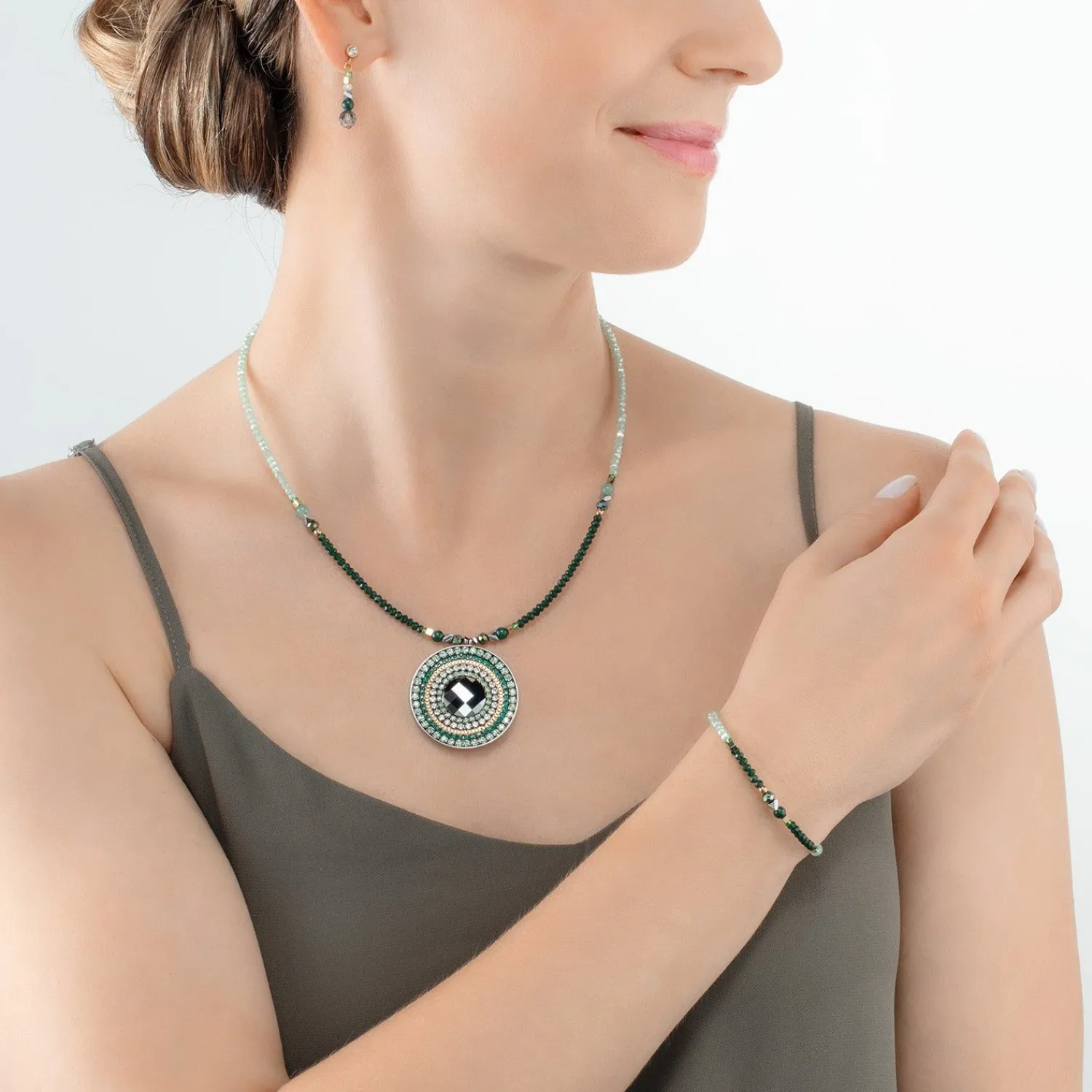 armband_amulett_glamourse_2-2.webp COEUR DE LION Armband Amulett Glamouröses Grüngold- Kristallarmbänder