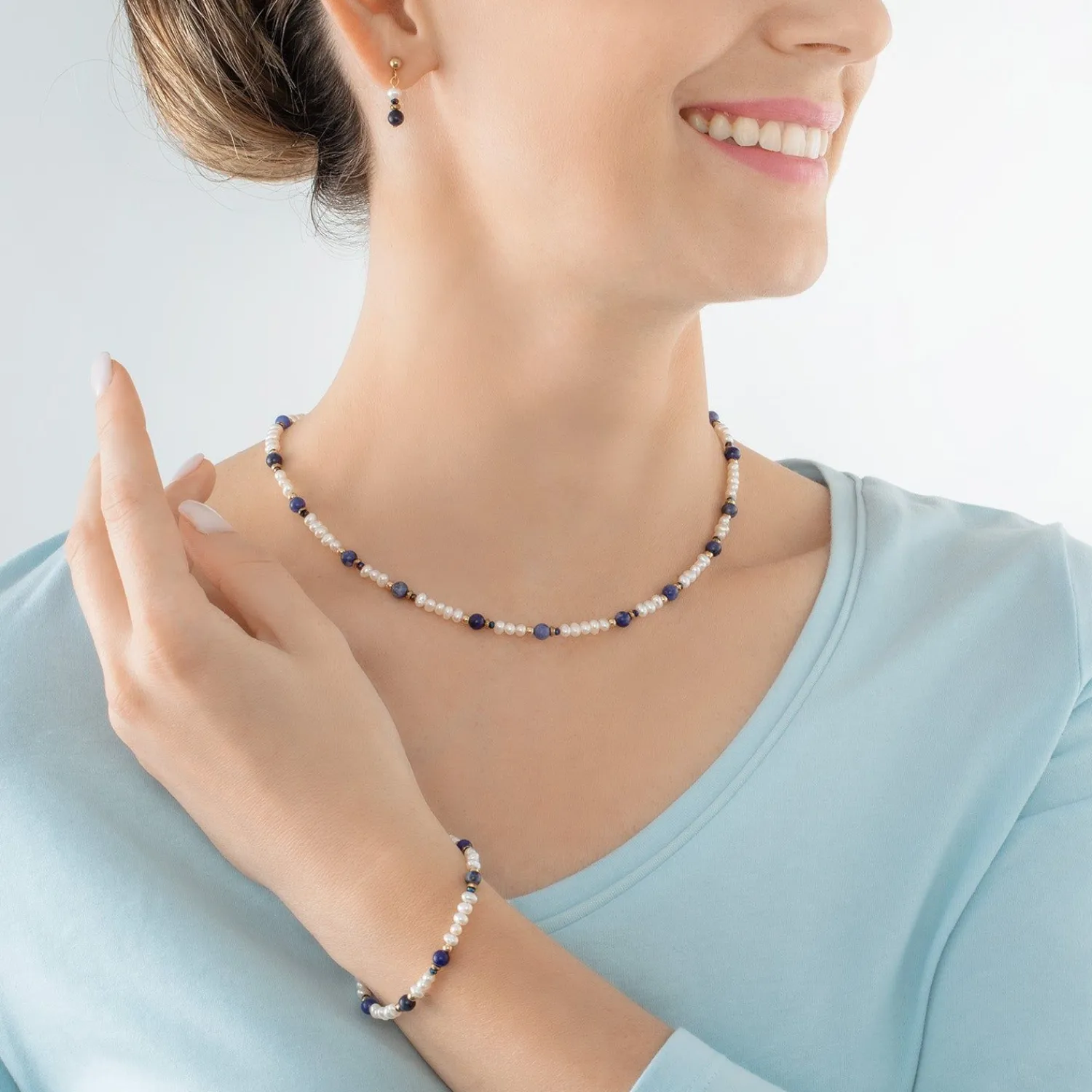 armband_flow_swasserperle_2.webp COEUR DE LION Armband Flow Süßwasserperlen & Sodalithgold- Echter Stein