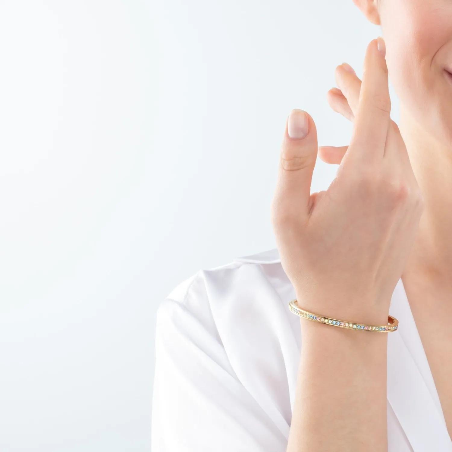 armreif_aus_edelstahl_und_2-1.webp COEUR DE LION Armreif aus Edelstahl und Kristallen, goldfarben, mehrfarbig, Pastell 17- Mix&And&Match-Armbänder