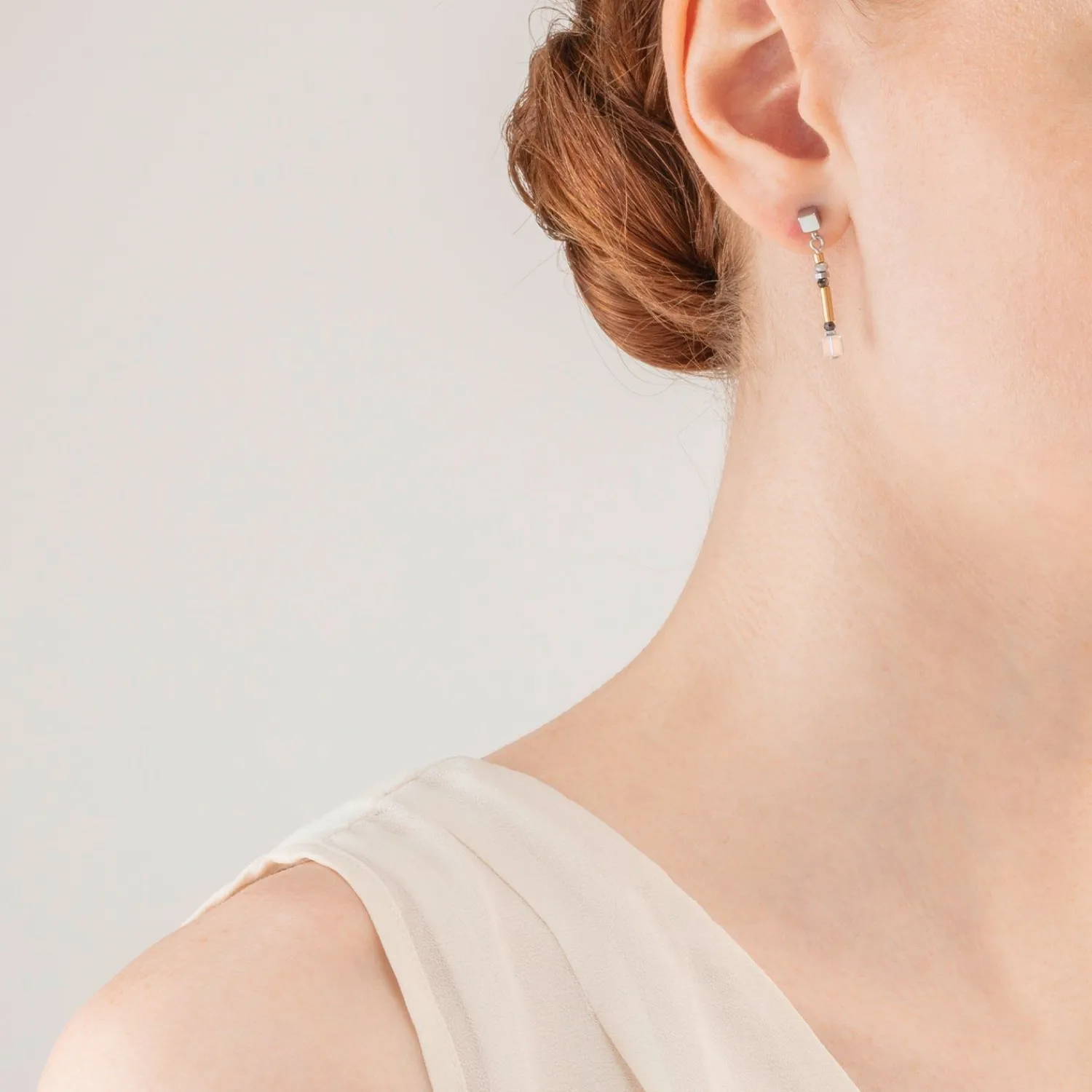 cube_story_minimalistisch_2-3.webp COEUR DE LION Cube Story Minimalistische funkelnde Ohrringe Graugold- Kristallohrringe