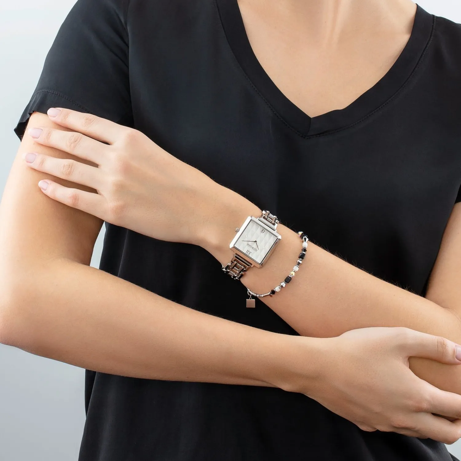 geschenkset_uhr_iconic_cu_1-1.webp COEUR DE LION Geschenkset: Uhr Iconic Cube Spikes Schwarz & Armband Princess Shape Mix Schwarz-Weiß- Uhren