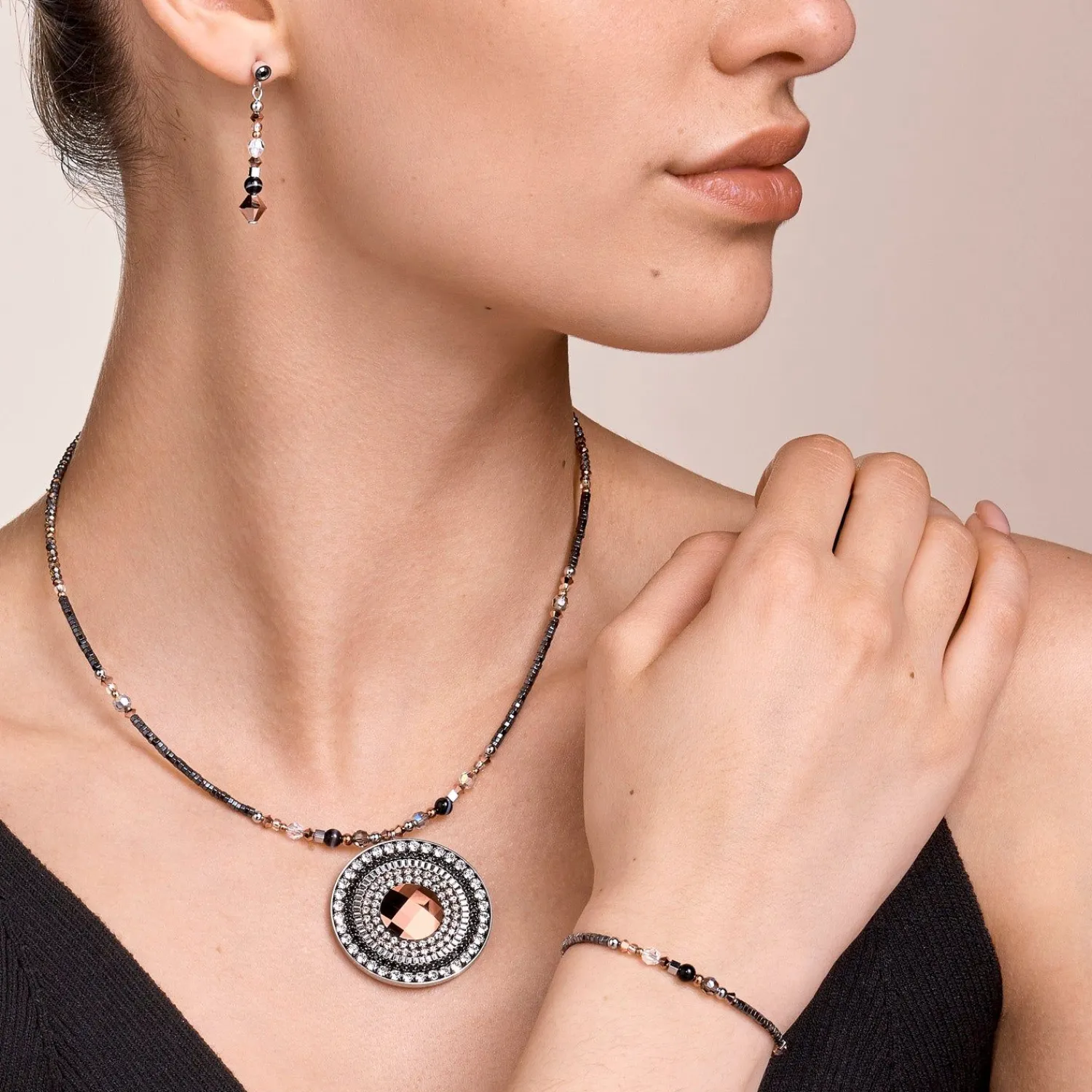 halskette_amulett_kleine__2.webp COEUR DE LION Halskette Amulett Kleine Kristalle & Gestreifter Onyx Grau-Kristall- Echter Stein