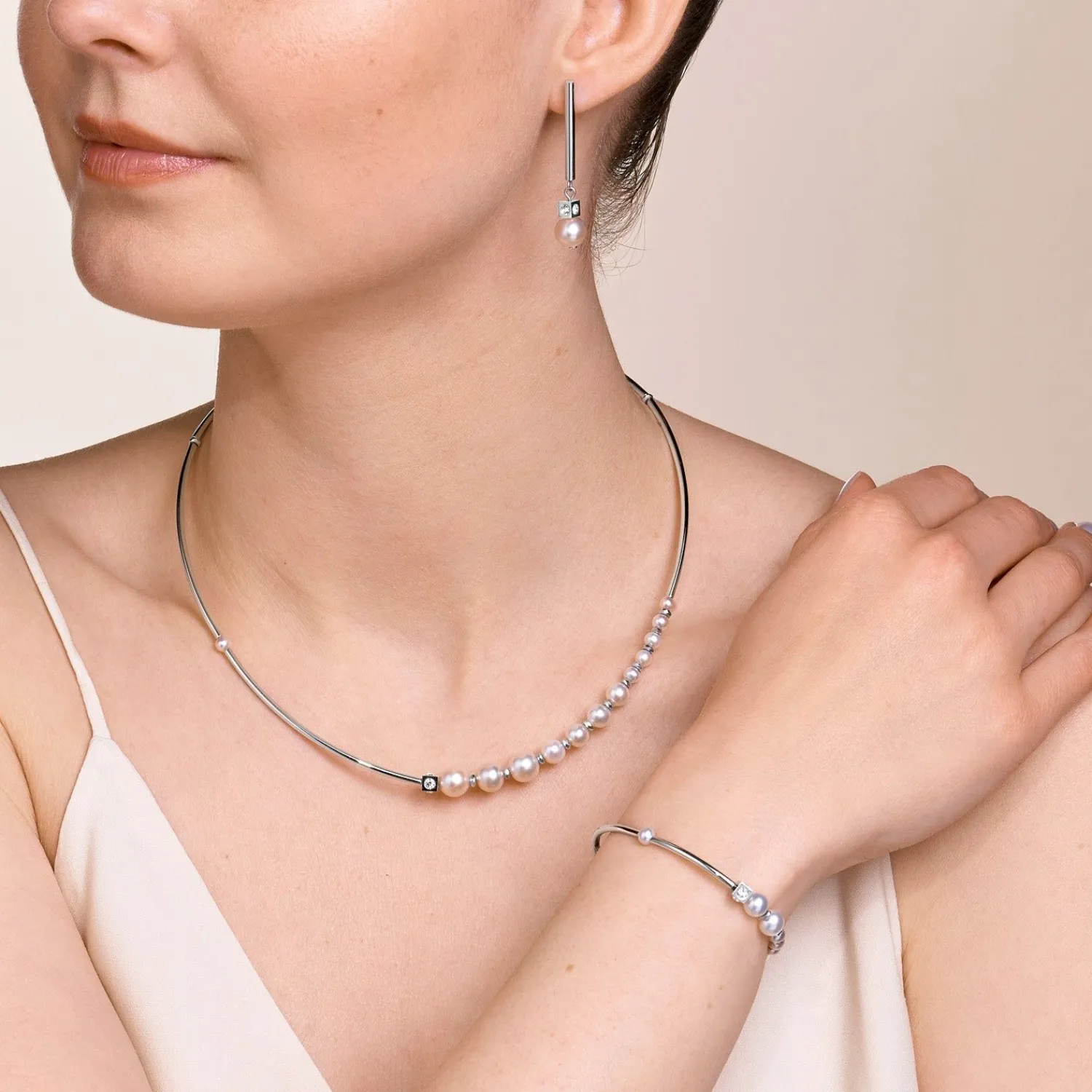 halskette_asymmetrie_swas_2-1.webp COEUR DE LION Halskette Asymmetrie Süßwasserperlen & Edelstahl Weiß-Silber- Hochzeit
