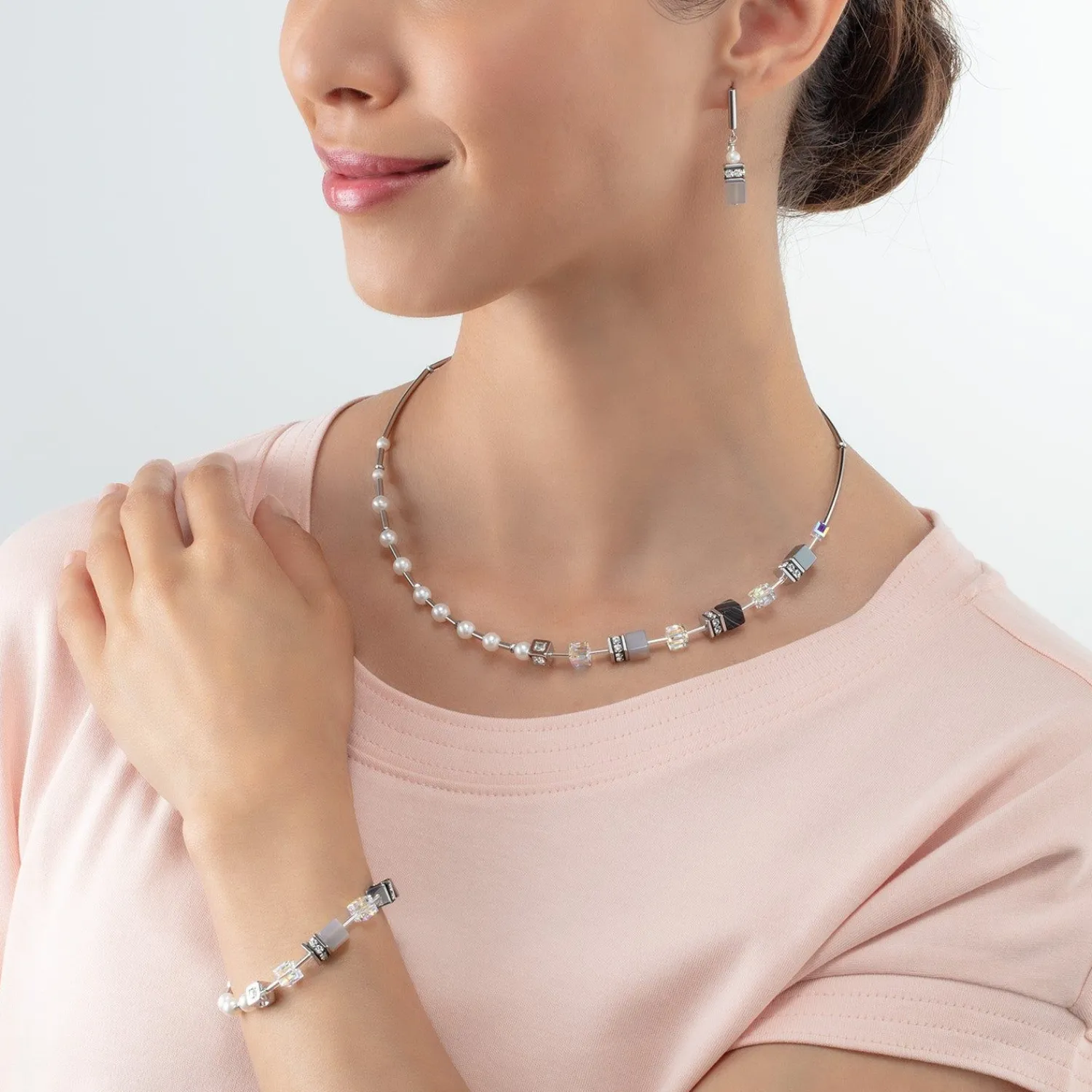 halskette_geocube_fusion__2-3.webp COEUR DE LION Halskette Geocube® Fusion Precious Pearl Mix Silbergrau- Echter Stein