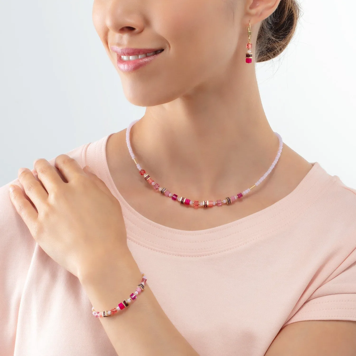 halskette_mini_cubes_mage_2.webp COEUR DE LION Halskette Mini Cubes Magenta- Kristallhalsketten