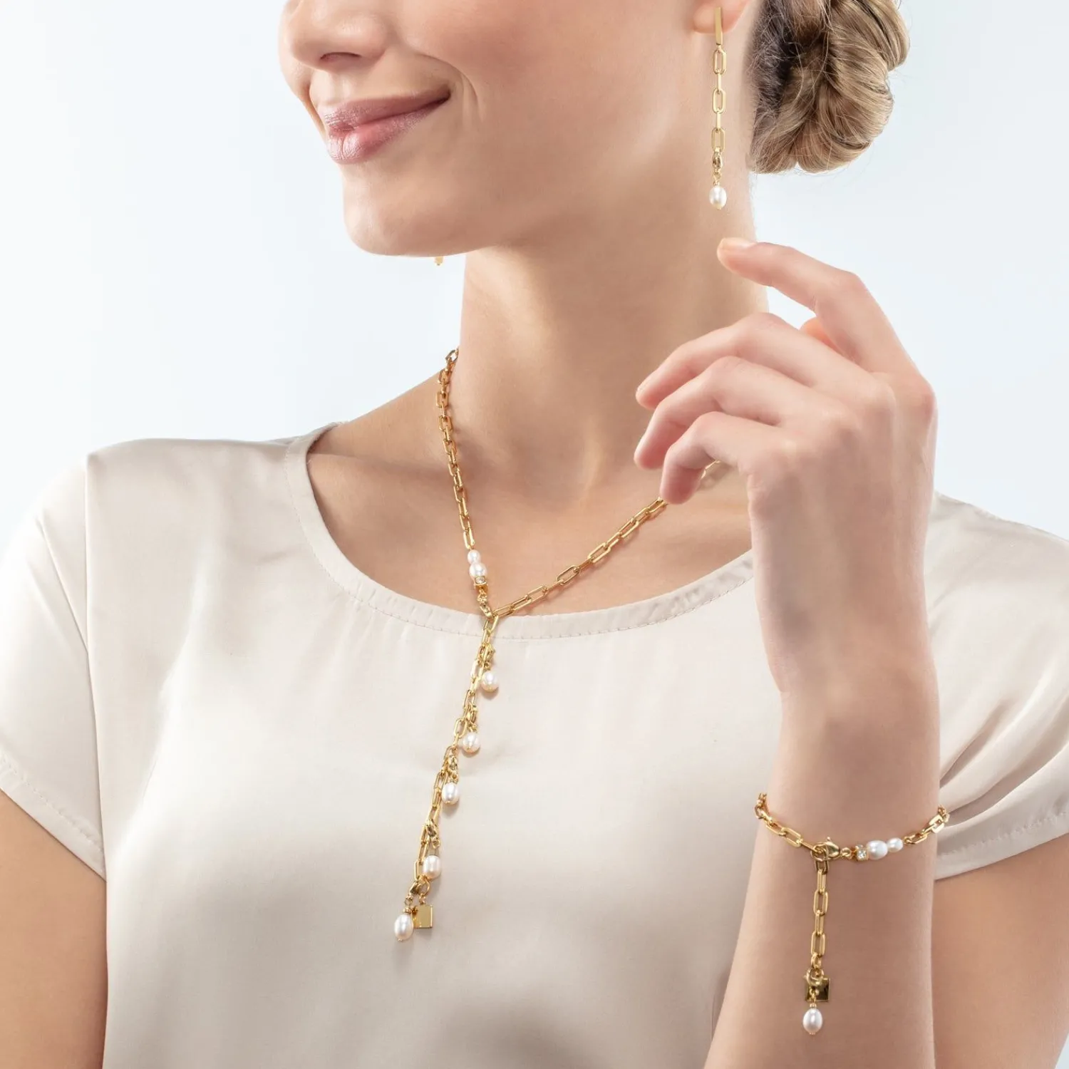 moderne_halskette_mit_swa_2.webp COEUR DE LION Moderne Halskette mit Süßwasserperlenanhängern in Gold- Hochzeit