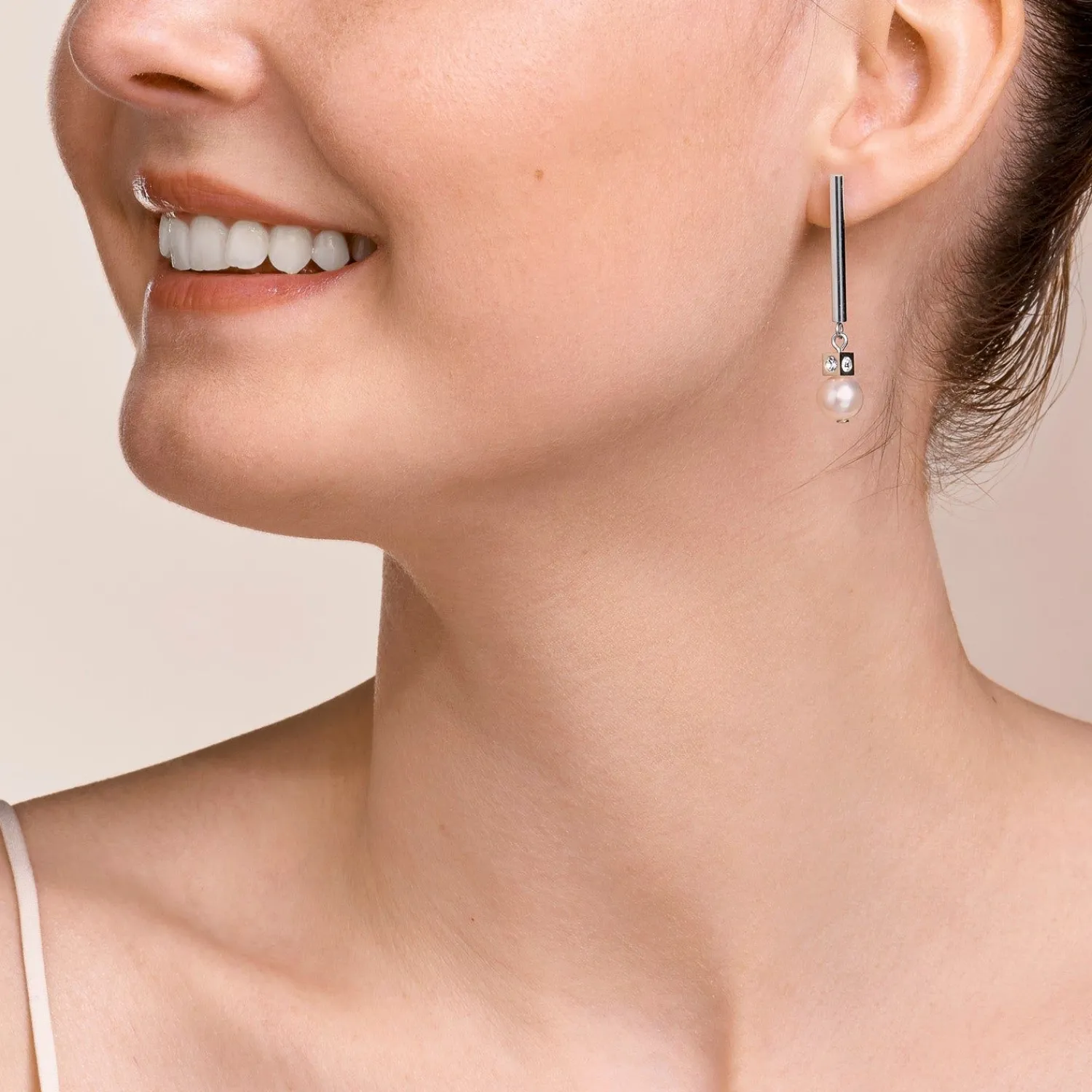 ohrringe_asymmetrie_swass_2-5.webp COEUR DE LION Ohrringe Asymmetrie Süßwasserperlen & Edelstahl Weiß-Silber- Ohrstecker