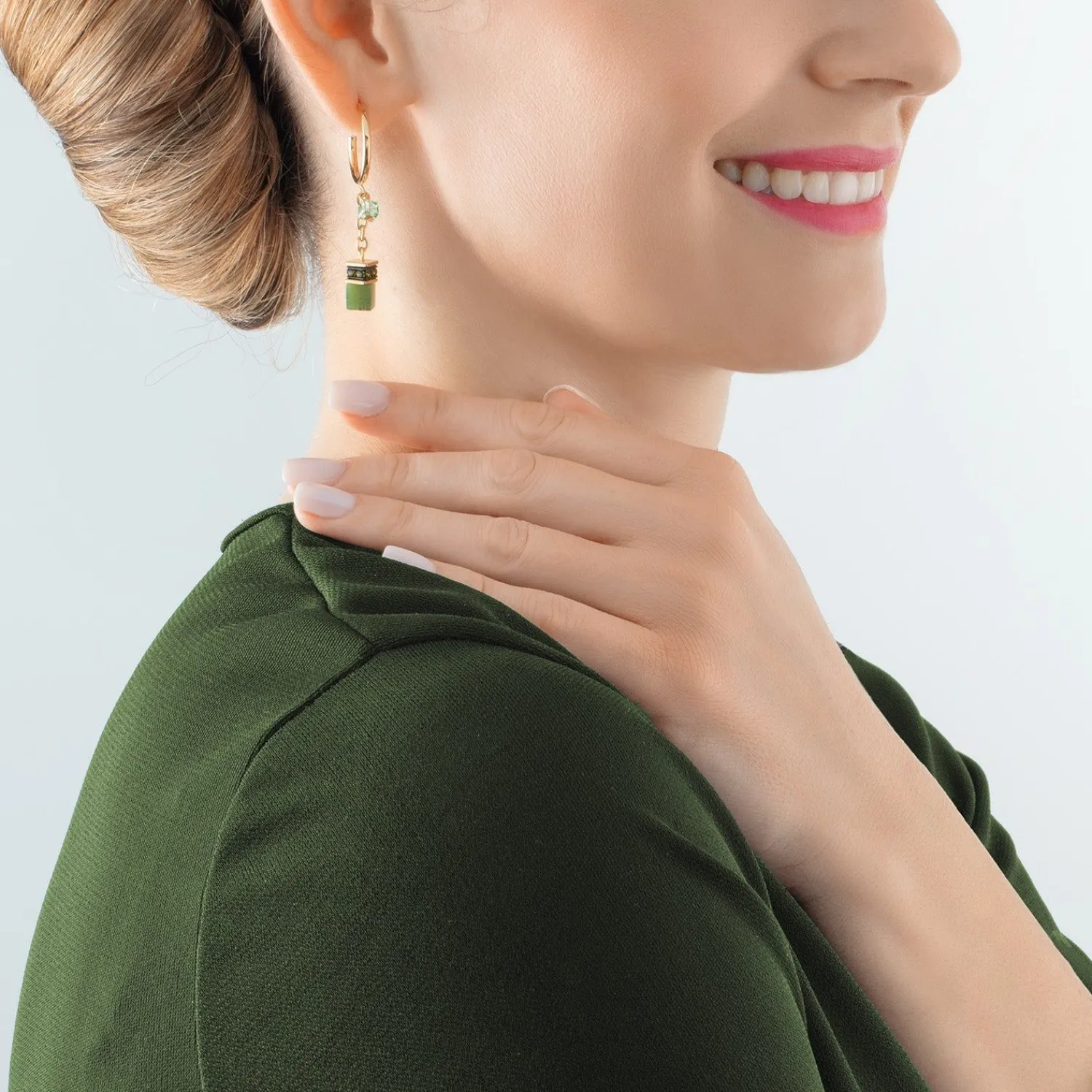 ohrringe_creolen_geocube__2-4.webp COEUR DE LION Ohrringe Creolen Geocube® Festliche Schicht Gold-Grün- Kristallohrringe