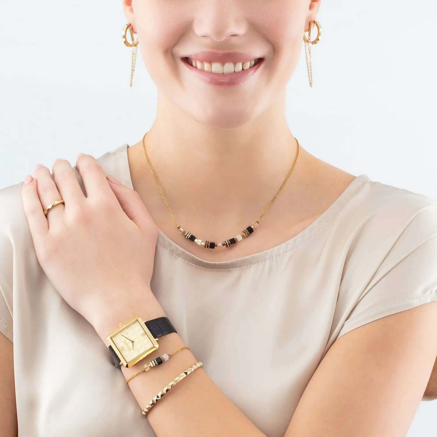 ohrringe_mini_wrfel__kett_2-2.webp COEUR DE LION Ohrringe Mini Würfel & Kette Gold-Schwarz- Ohrstecker