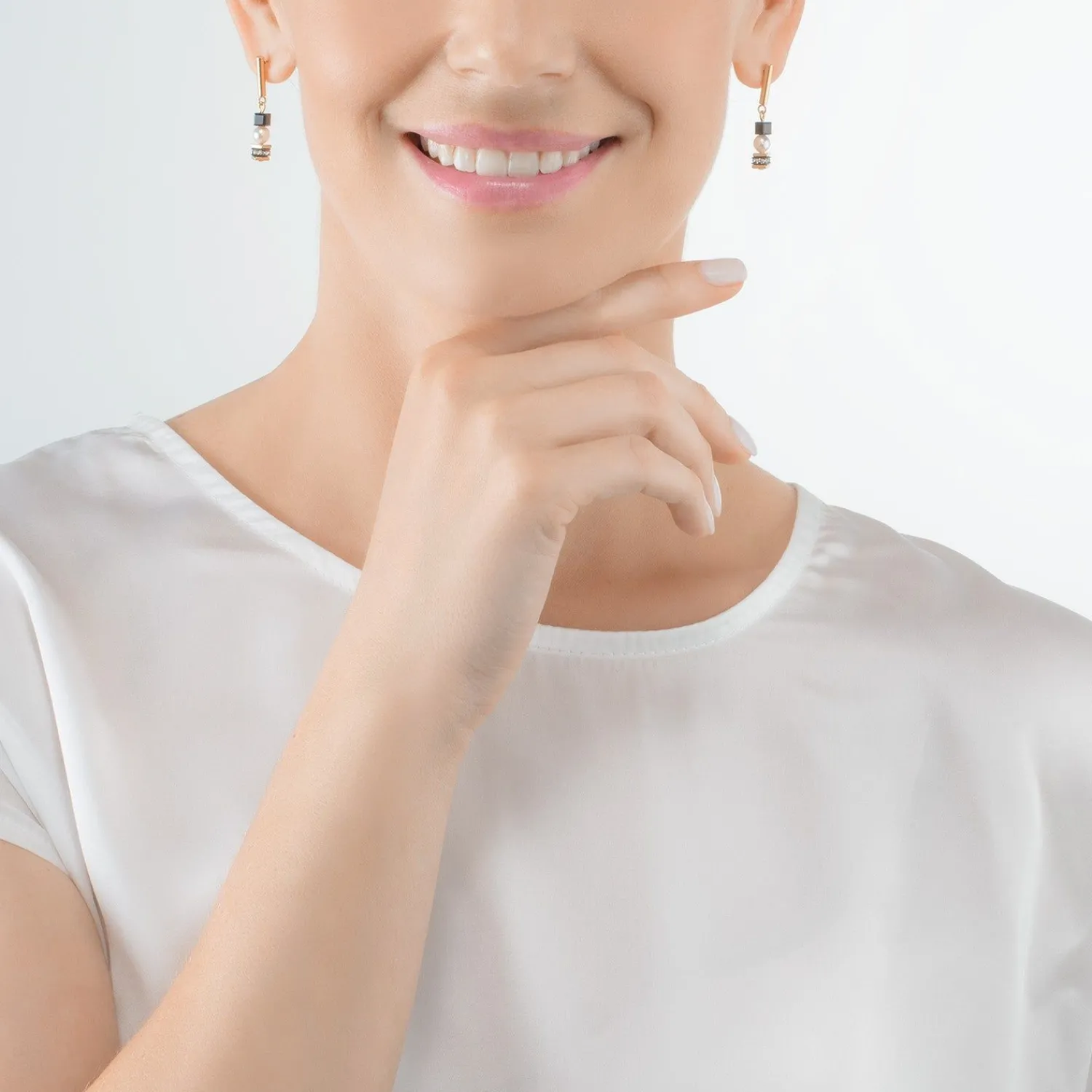 ohrringe_mysterious_cubes_2.webp COEUR DE LION Ohrringe Mysterious Cubes & Pearls Gold-Schwarz- Geocube® Ohrringe