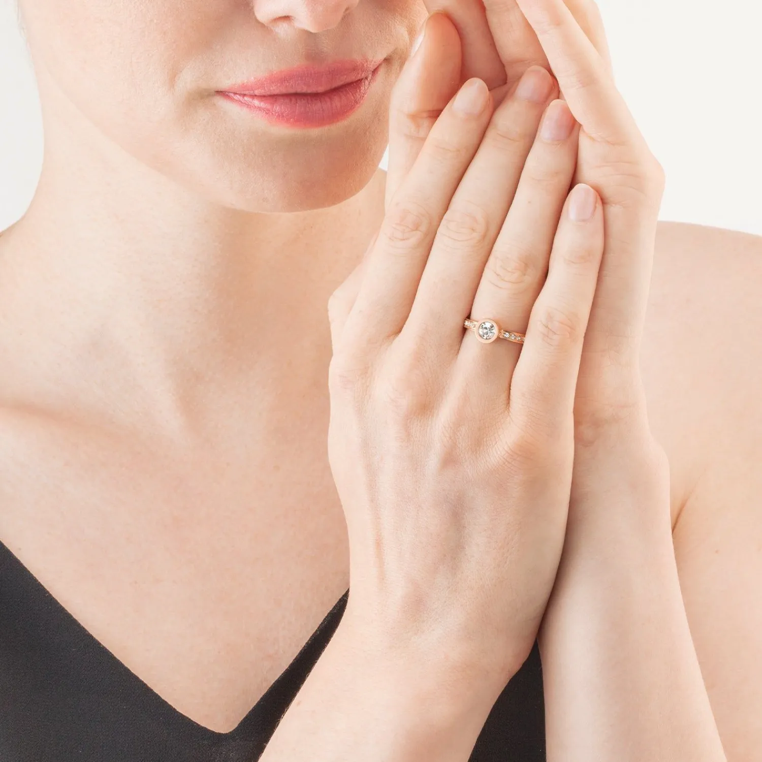 ring_mit_funkelnden_punkt_1.webp COEUR DE LION Ring mit funkelnden Punkten, Roségold-Kristall- Coeur Essentials