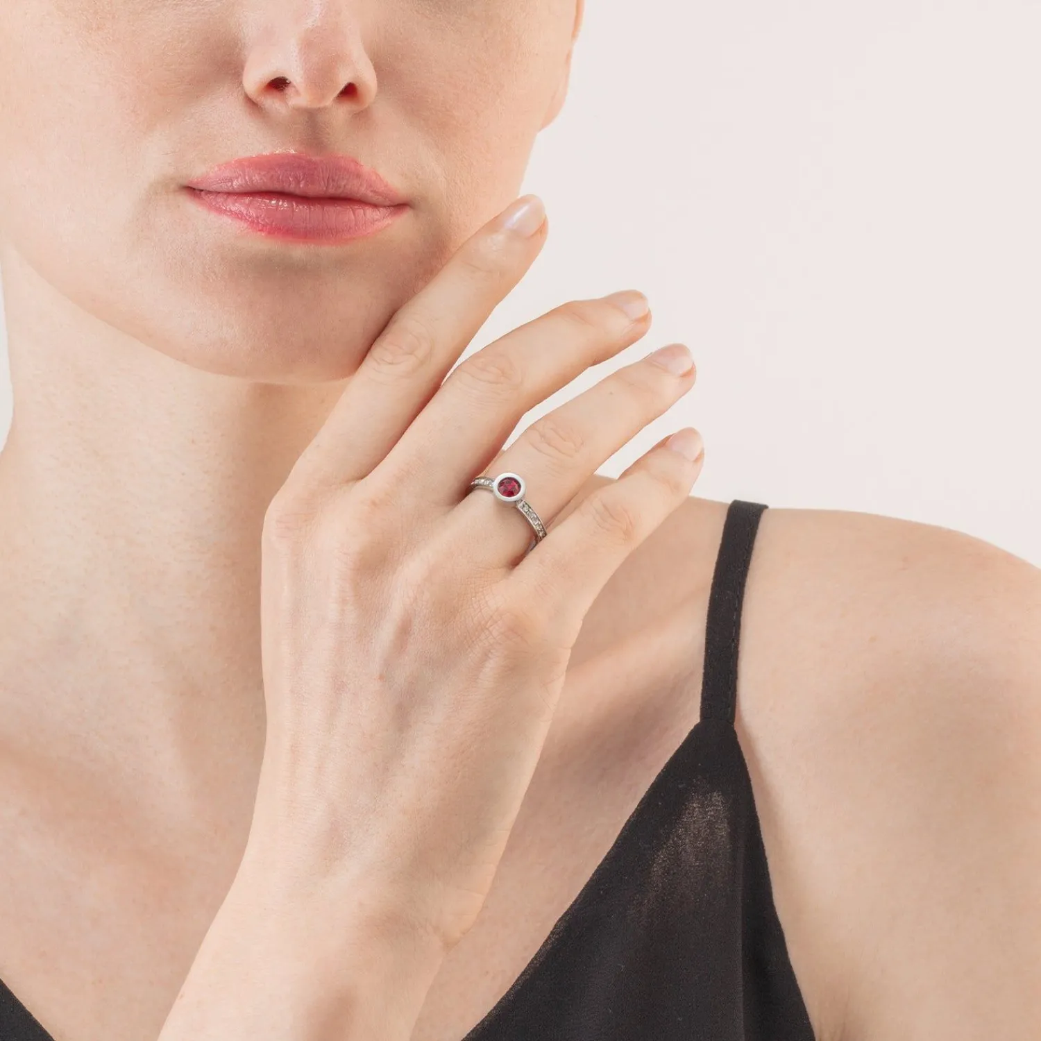 sparkling_dots_ring_silbe_1-1.webp COEUR DE LION Sparkling Dots Ring Silber Rot- Mix&And&Match-Ringe